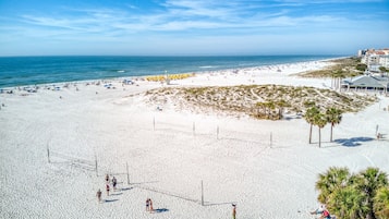 Plage, parasols