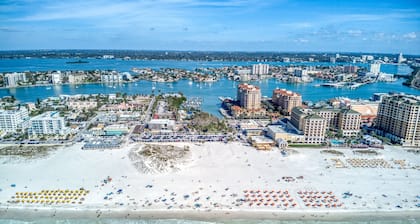 Clearwater Beach,Stunning2/2.5, CityView condo,304