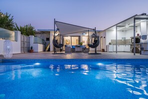 Seasonal outdoor pool, pool umbrellas, pool loungers - Villa Alitocatos (Kissamos)