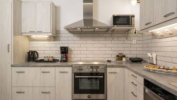 Full-sized fridge, microwave, oven, stovetop