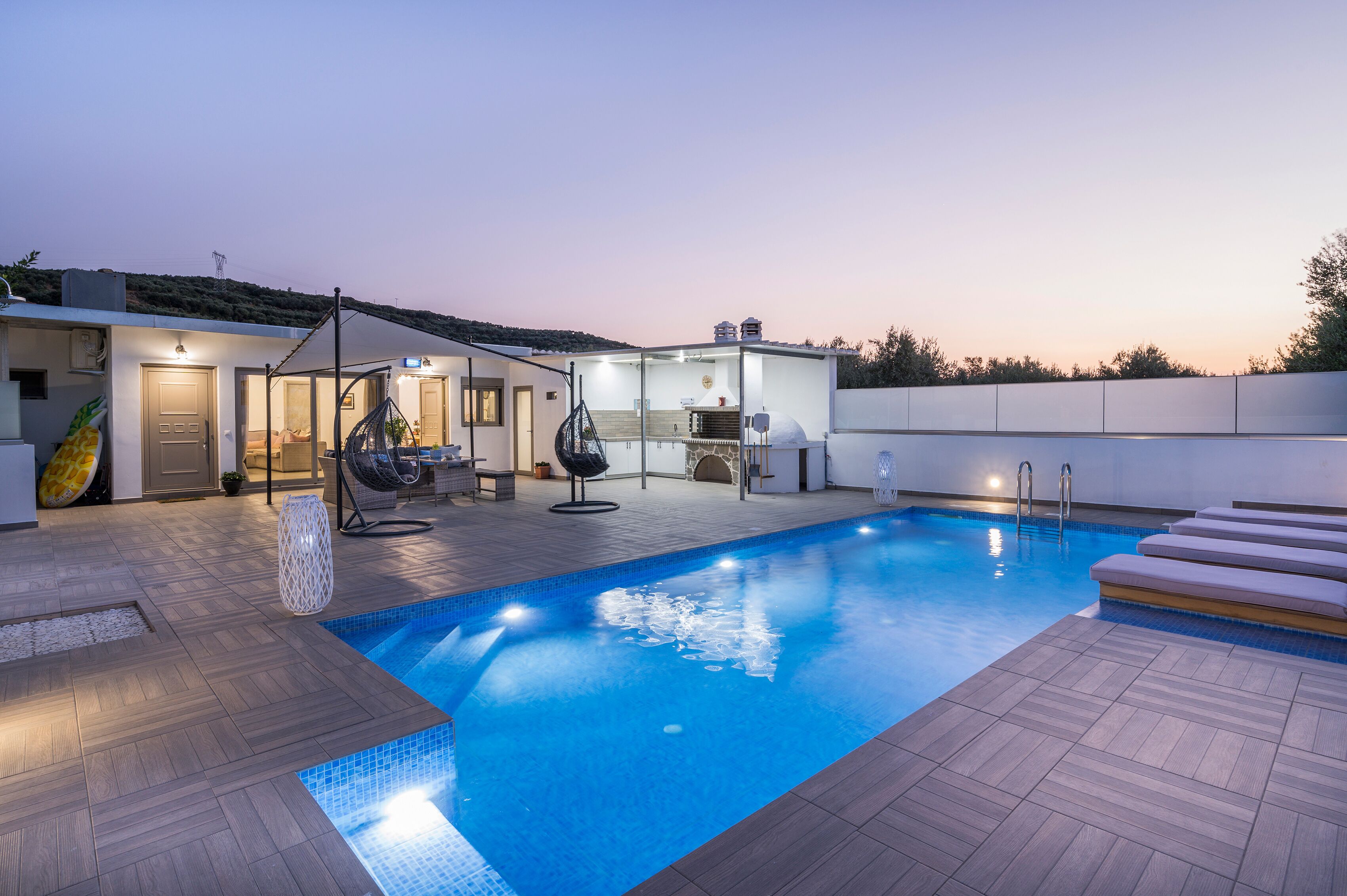 시즌별로 운영되는 야외 수영장, 수영장 파라솔, 일광욕 의자