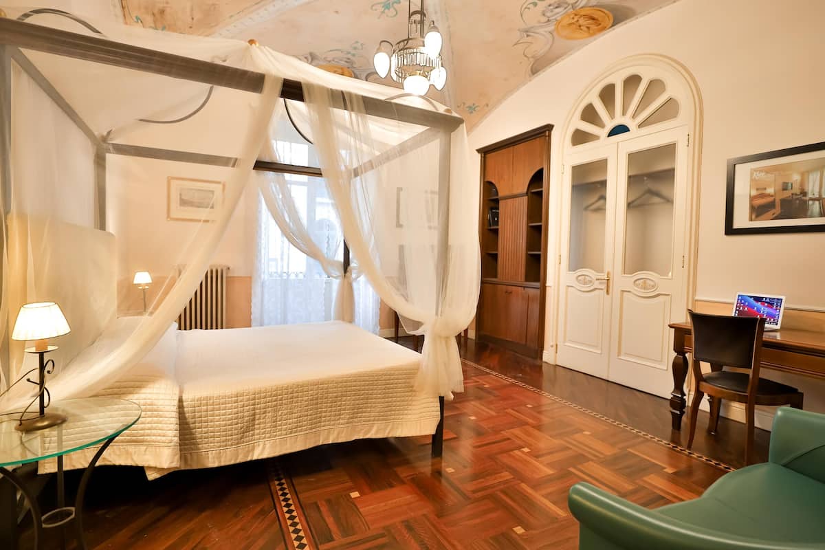 Elite Room | Desk, free WiFi