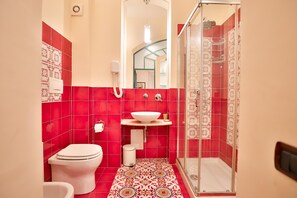 Habitación Elite | Baño | Ducha, cabezal de ducha tipo lluvia, secador de pelo y bidé