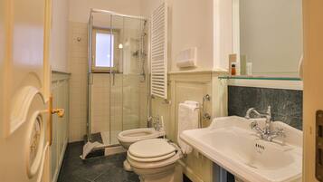 City Room | Bathroom | Shower, rainfall showerhead, hair dryer, bidet