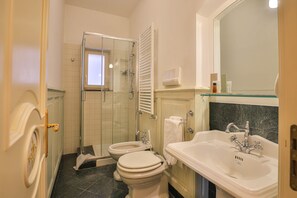 City Room | Bathroom | Shower, rainfall showerhead, hair dryer, bidet - Kriò Suite (Salerno)