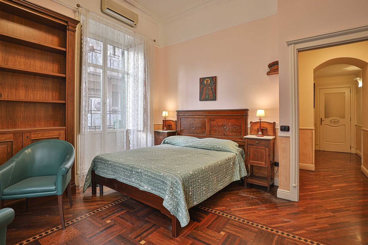 City Room | Desk, free WiFi