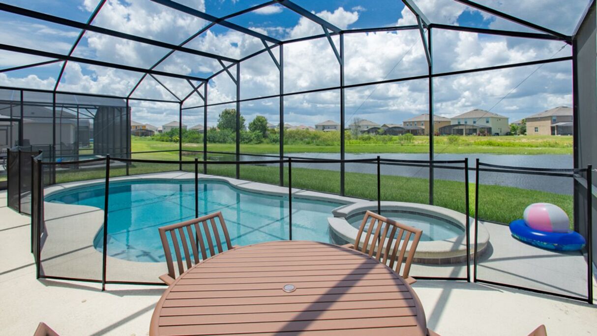 Crofton Retreat -Private Pool and Spa, Free BBQ Grill