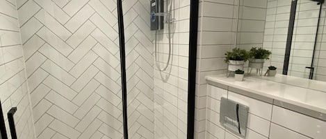 Deluxe-Apartment, barrierefrei, eigenes Bad | Badezimmer