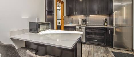 冷蔵庫、電子レンジ、オーブン、コンロ