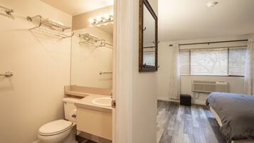 Ensemble douche/baignoire, sèche-cheveux, serviettes fournies