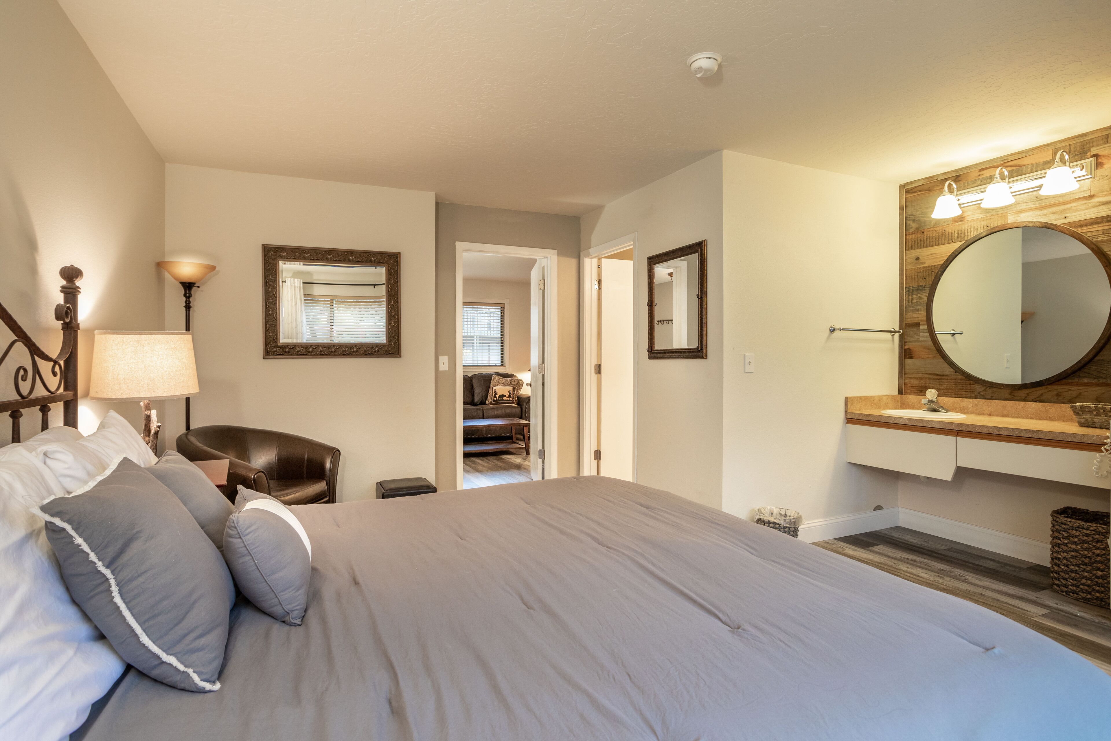 Strykjärn/strykbräda, wi-fi och sängkläder