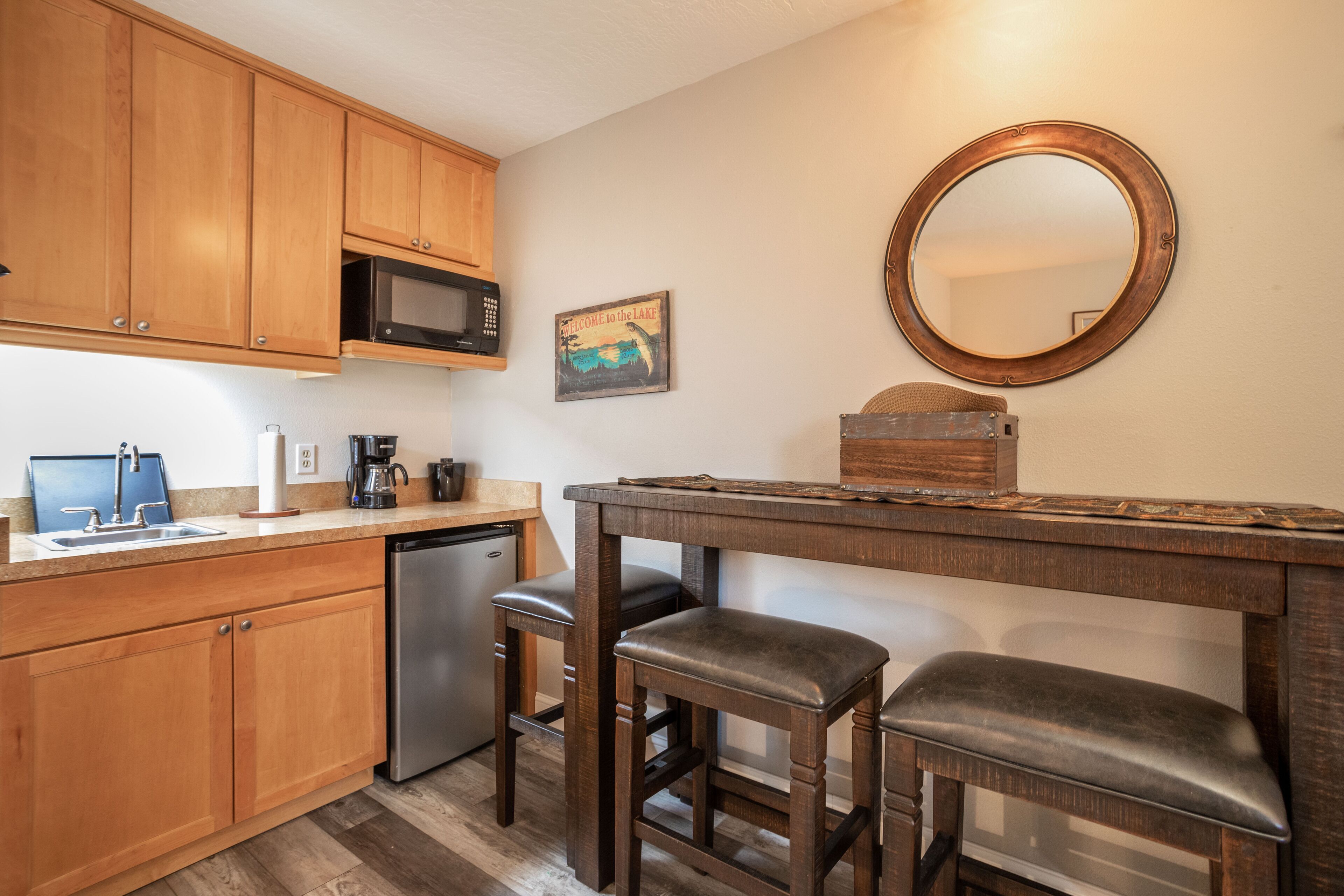 冷蔵庫、電子レンジ、コーヒー / ティーメーカー、調理器具と食器