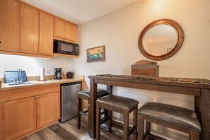 冷蔵庫、電子レンジ、コーヒー / ティーメーカー、調理器具と食器