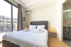 Egyptian cotton sheets, premium bedding, Select Comfort beds - Athens Smart Apartments (Athens)