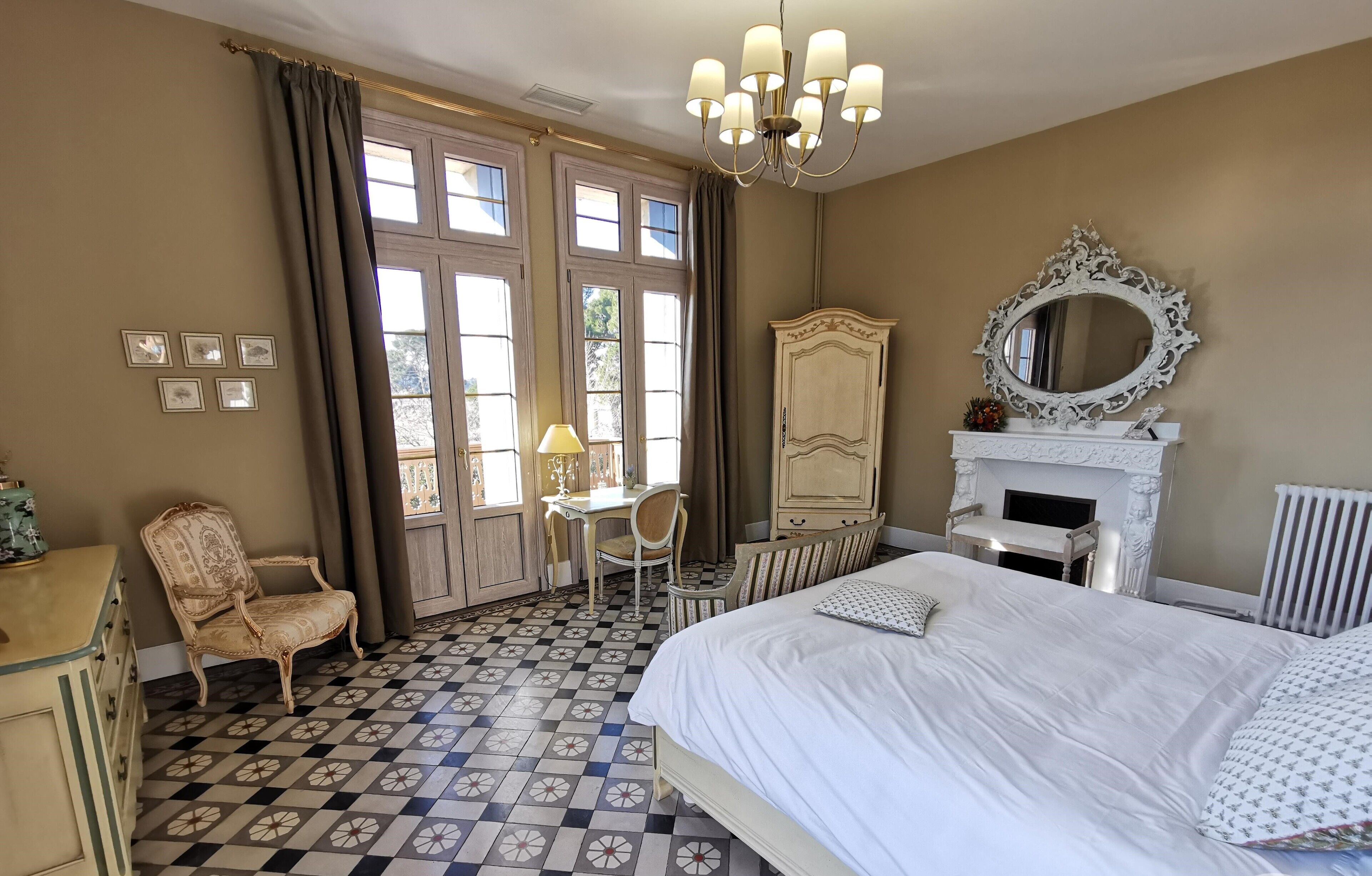 5 habitaciones, tabla de planchar con plancha y cuna de viaje 