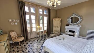 5 habitaciones, tabla de planchar con plancha y cuna de viaje