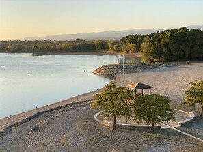 Chaises longues, serviettes de plage