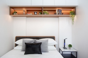 1 habitación, tabla de planchar con plancha, wifi y ropa de cama