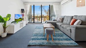 TV - Executive and Spacious Apartment with Balcony (Sunshine)