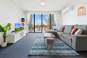TV - Executive and Spacious Apartment with Balcony (Sunshine)