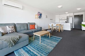 TV - Executive and Spacious Apartment with Balcony (Sunshine)