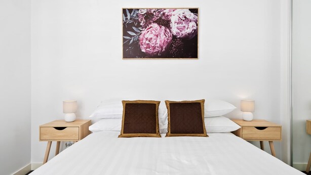 2 bedrooms, iron/ironing board, WiFi, bed sheets - Executive and Spacious Apartment with Balcony (Sunshine)