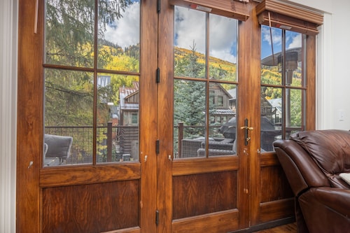 Lift 8 Chalet - Prime location!  1/2 Block from Gondola! Ski-In-Ski-Out!!