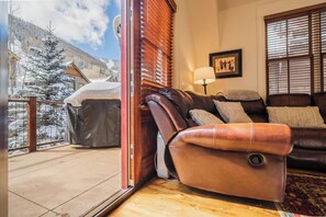 Een smart-tv en een open haard