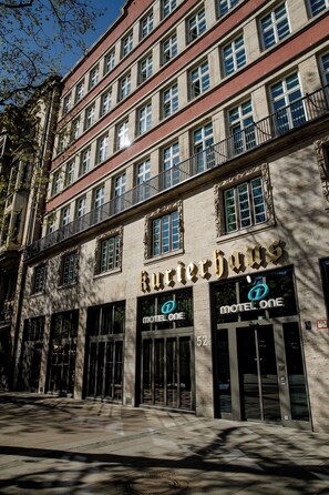 Property entrance - Motel One Hannover-Oper (Hannover)