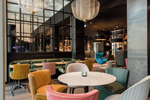 Bar (on property) - Motel One Hannover-Oper (Hannover)