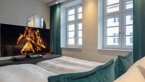 룸 (SPECIAL ONE with a queen bed)