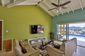 TV - Reflection Z 5 Star Villa (Maho)
