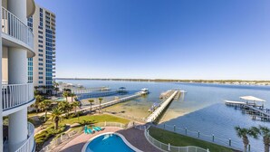 Un hotel con piscina, un muelle que se adentra en el agua y vistas al cuerpo de agua.