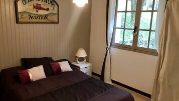3 slaapkamers, een strijkplank/strijkijzer, gratis wifi, beddengoed