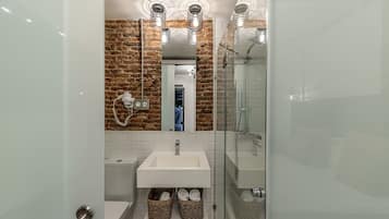 Douche, sĂšche-cheveux, serviettes fournies
