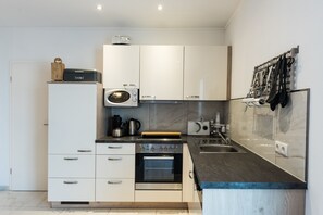 Fridge, microwave, stovetop, dishwasher