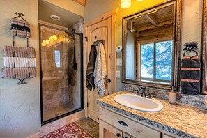 Shower, hair dryer, towels - Spectacular Views, Hot Tub, Close to Wolf Creek & San Juan River (Pagosa Springs)