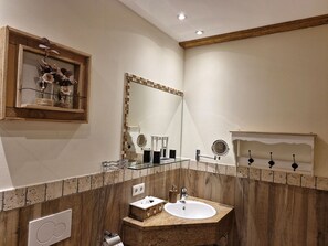 Douche, séchoir à cheveux, serviettes fournies, savon
