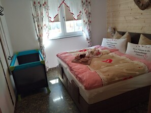 1 chambre, coffre-fort, fer et planche à repasser