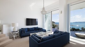 Smart TV - Riviera - Panoramic Water Views In The Heart Of Nelson Bay (Nelson Bay)
