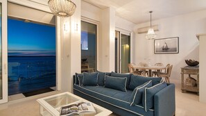 Smart TV - Riviera - Panoramic Water Views In The Heart Of Nelson Bay (Nelson Bay)