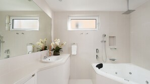 Shower, hair dryer, towels - Riviera - Panoramic Water Views In The Heart Of Nelson Bay (Nelson Bay)