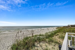 On the beach - 🌊🌴Oceanfront 4BR Home | Private Pool, Hot Tub | Picture Perfect (Myrtle Beach)