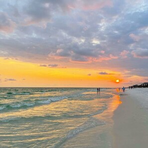 On the beach, sun loungers - Amazing Sunsets, Sugar White Sand, Gulf Front (Fort Walton Beach)