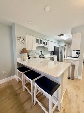 Fridge, microwave, oven, stovetop - Amazing Sunsets, Sugar White Sand, Gulf Front (Fort Walton Beach)