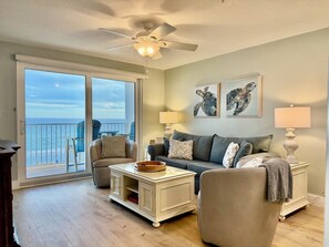 Smart-tv, dvd-spelare och böcker