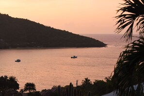 Chaises longues, serviettes de plage