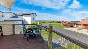 Outdoor dining - Southern Waves - Views of the Southern Ocean (Port Fairy)