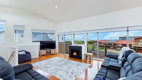 TV - Southern Waves - Views of the Southern Ocean (Port Fairy)