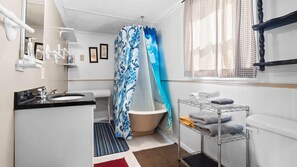 Bathtub, towels